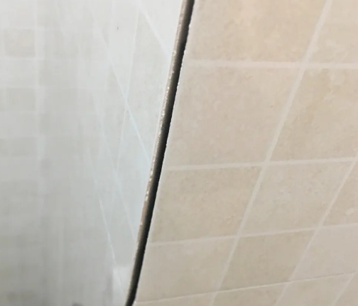 咸丰瓷砖空鼓维修公司分享阳台瓷砖脱落的修复过程可以分为以下几个步骤
