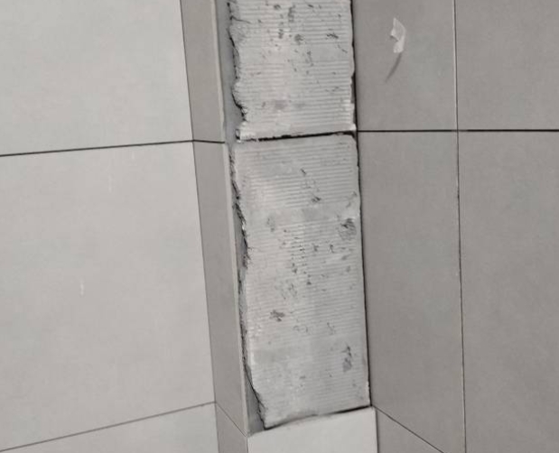咸丰瓷砖空鼓维修公司分享下瓷砖施工前基层浇水润湿程度不足，可能导致以下问题
